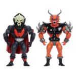HORDAK & HELLFIRE-MAN MASTERS OF THE UNIVERSE X STRANGER THINGS ORIGINS. ¡Bienvenidos al mundo del revés, Eternia! Una combinación de Masters of the Universe y Stranger Things de Netflix da vida a estas figuras únicas. Cada figura articulada de 14 cm tiene elementos de ambas franquicias. Este pack contiene un Hordak de colores extraños, tal y como aparecería en Upside Down Eternia, pero con el clásico arnés de MOTU. Viene con los accesorios Hellfire Sword y Bat. Se enfrenta a Hellfire-Man, la encarnación viviente del Hellfire Club, que viene con un hacha inspirada en una guitarra y la Mace of Fate. Los colores y las decoraciones pueden variar.