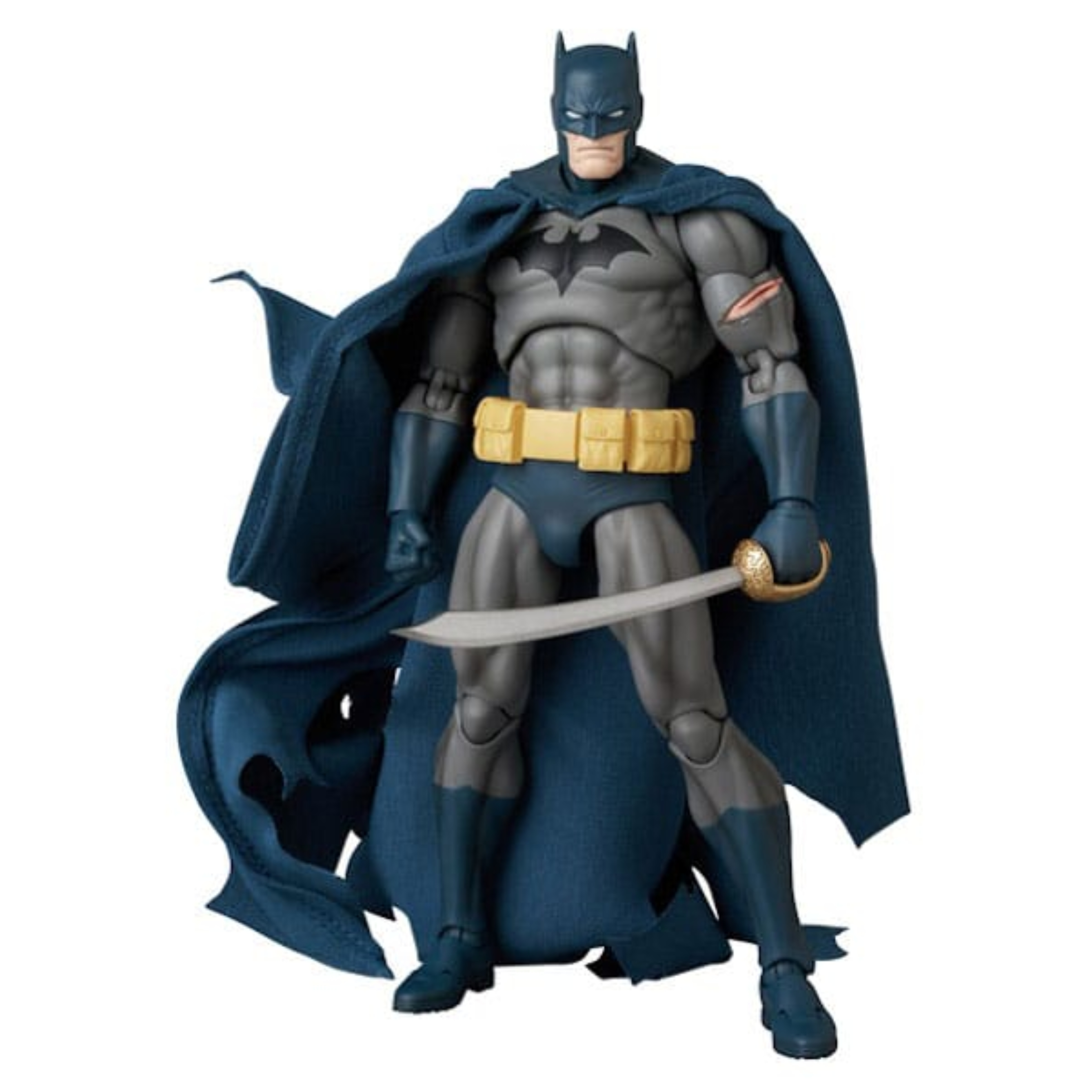BATMAN DAMAGE (BATMAN: HUSH) DC COMICS FIGURA MAFEX Batman damage (batman: hush) dc comics figura mafex. batman es el caballero oscuro de dc comics, el justiciero de gotham city que confía en su intelecto, entrenamiento y fuerza de voluntad más que en superpoderes. Esta figura oficial de batman (dañado) mide unos 16 cm de altura y forma parte de la línea miracle action figure (mafex). Producida por medicom toy, muestra al caballero oscuro en un estado «dañado por la batalla», aún listo para luchar a pesar de las marcas visibles en su traje. Detrás de la máscara, bruce wayne continúa su guerra contra el crimen, utilizando el miedo como arma junto con un completo arsenal de artilugios. Implacable y metódico, sigue adelante incluso cuando está herido, que es precisamente lo que evoca esta versión damage. Las esculturas de cabeza incluidas, que van desde una mirada sombría con la boca cerrada hasta una expresión de grito y un gruñido con los dientes apretados, te permiten mostrar diferentes facetas del personaje, desde el frío estratega hasta el luchador acorralado. En cuanto al diseño, la figura luce su clásico traje gris con capucha, guantes y botas azul marino oscuro, además del emblema del murciélago en relieve en el pecho y un gran cinturón utilitario amarillo alrededor de la cintura. La capa de tela azul oscuro está deshilachada en los bordes, lo que enfatiza la sensación de «recién llegado de la batalla», mientras que un corte vendado en su brazo derecho añade un claro signo de daño. Batman viene con varios accesorios, entre los que se incluyen una espada larga con guarda dorada, proyectiles con forma de murciélago y un dispositivo de agarre con cable. Gracias a sus múltiples puntos de articulación, la figura puede colocarse en posturas de ataque, posiciones defensivas o simplemente de pie con la capa ondeando, como pieza central de tu colección dc.