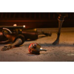 ULTIMATE FOOT SOLDIER TEENAGE MUTANT NINJA TURTLES (2012). En la serie animada Teenage Mutant Ninja Turtles de 2012, los soldados Foot representan la amenaza silenciosa y persistente del clan Foot. Siempre presentes en las sombras, operan en grupos, siguen órdenes sin dudar y empujan constantemente a las Tortugas hasta sus límites. Su papel enfatiza la estricta disciplina del clan. Ya sea en emboscadas, persecuciones o batallas coordinadas, los soldados Foot siguen siendo oponentes implacables que aumentan la tensión de cada encuentro. La figura recrea su aspecto alto y esbelto: traje negro, extremidades angulosas, máscara oscura con ojos rojos y la característica cinta roja en la cabeza. El set incluye una amplia gama de armas, como guadañas, una maza con púas, una lanza, una katana y otros accesorios fieles a la serie. Las múltiples manos intercambiables y una cabeza alternativa ofrecen una gran flexibilidad a la hora de colocar la figura. Los detalles nítidos destacan en las texturas del traje, las proporciones estilizadas, la pintura limpia y los accesorios bien elaborados. Con 18 cm de altura, la figura ofrece una articulación sólida para poses sigilosas o centradas en la acción inspiradas en los dibujos animados.