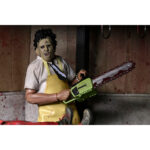LEATHERFACE CLOTHED THE TEXAS CHAINSAW MASSACRE. En La matanza de Texas, Leatherface provoca una sensación inmediata de terror. Callado, impredecible y siempre oculto tras su máscara, encarna el peligro en estado puro y contribuye a crear la atmósfera opresiva de la película. Su papel sigue la trayectoria de un personaje aterrador e inolvidable. Atrapado en una familia desquiciada e impulsado por impulsos violentos, Leatherface ataca sin una lógica clara, lo que hace que cada una de sus apariciones resulte aún más inquietante. La figura refleja su aspecto característico: máscara cosida, camisa a rayas claras, corbata oscura y un gran delantal amarillo marcado con manchas rojas. Su despeinado cabello negro, sus pantalones oscuros y sus zapatos resistentes están fielmente recreados. Las imágenes muestran múltiples accesorios, incluyendo un martillo y una motosierra. La ropa de tela típica de la línea Clothed de NECA añade realismo. Los detalles nítidos destacan en la textura del delantal, la escultura de la máscara, los pliegues de la ropa y los accesorios de buen tamaño. Con una altura de 20 cm, la figura tiene una sólida presencia en la estantería y se puede colocar con diferentes accesorios.