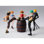 PARTY SET THE STRAW HAT CREW ONE PIECE SH FIGUARTS. Para todos los fans de One Piece, las escenas de celebración de los Sombreros de Paja a bordo del Going Merry o del Thousand Sunny son tan emblemáticas como sus épicas batallas. Este set de accesorios captura el espíritu de esas alegres reuniones con comidas compartidas, risas y mucha cerveza espumosa. Aunque este set no incluye ninguna figura, cuenta con una gran selección de piezas diseñadas para complementar a tus personajes favoritos de S.H.Figuarts. En su interior encontrarás un barril con cuencos y platos de comida, una caja de madera, seis jarras de cerveza, varias manos intercambiables y caras expresivas, perfectas para las escenas de fiesta. El diseño se mantiene fiel al estilo distintivo del anime, con mini barriles de madera llenos de espuma, caras exageradamente risueñas e incluso una cara de Chopper con la boca abierta para mayor diversión. Estas piezas ayudan a llevar los momentos más animados de la tripulación a tu estantería. Fabricado en PVC, este kit de accesorios es ideal para mejorar las exposiciones de S.H.Figuarts con humor y autenticidad. Tanto si quieres recrear un alegre festín como añadir personalidad a tu diorama, este set es el complemento perfecto para tu colección de One Piece.