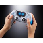 ASTRO BOT & DUAL SPEEDER CHOGOKIN.Procedente del universo del videojuego Astro Bot, este dúo de figuras destaca al adorable robot Astro y su nave espacial transformable, la Dual Speeder, ambos procedentes del universo PlayStation. Presente en la consola PS5, este juego de aventuras destaca las funcionalidades del mando DualSense en un mundo lleno de encanto, referencias y mecánicas lúdicas. Astro aparece aquí con su fiel nave, que pilota a lo largo de los niveles para explorar nuevos horizontes. Este dúo encarna la simbiosis entre una jugabilidad innovadora y un universo entrañable, al tiempo que rinde homenaje al universo tecnológico y retro de PlayStation. El pequeño robot adopta una postura alegre y dinámica, fiel a su temperamento. El mando transformado en nave presenta una estética futurista con alas desplegables, propulsores detallados y un sistema de luces LED integrado. La base circular alberga a Astro de pie y a la nave, expuesta en vuelo, para crear un efecto visual impactante y muy fiel a las imágenes del juego. Los colores blanco y azul metalizado reproducen a la perfección el diseño de la consola y del robot. El set está compuesto por ABS, PVC y metal fundido a presión, lo que garantiza un excelente resultado visual y una solidez apreciable. Las texturas metálicas y los detalles mecánicos alrededor de los propulsores y las alas están especialmente cuidados. La base con soportes incluidos permite diferentes configuraciones de exposición. Todo se entrega con pilas incluidas (3x LR44) para activar los efectos luminosos.