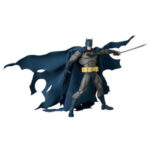 BATMAN DAMAGE (BATMAN: HUSH) DC COMICS FIGURA MAFEX. Batman es el Caballero Oscuro de DC Comics, el justiciero de Gotham City que confía en su intelecto, entrenamiento y fuerza de voluntad más que en superpoderes. Esta figura oficial de Batman (Dañado) mide unos 16 cm de altura y forma parte de la línea Miracle Action Figure (MAFEX). Producida por Medicom Toy, muestra al Caballero Oscuro en un estado «dañado por la batalla», aún listo para luchar a pesar de las marcas visibles en su traje. Detrás de la máscara, Bruce Wayne continúa su guerra contra el crimen, utilizando el miedo como arma junto con un completo arsenal de artilugios. Implacable y metódico, sigue adelante incluso cuando está herido, que es precisamente lo que evoca esta versión Damage. Las esculturas de cabeza incluidas, que van desde una mirada sombría con la boca cerrada hasta una expresión de grito y un gruñido con los dientes apretados, te permiten mostrar diferentes facetas del personaje, desde el frío estratega hasta el luchador acorralado. En cuanto al diseño, la figura luce su clásico traje gris con capucha, guantes y botas azul marino oscuro, además del emblema del murciélago en relieve en el pecho y un gran cinturón utilitario amarillo alrededor de la cintura. La capa de tela azul oscuro está deshilachada en los bordes, lo que enfatiza la sensación de «recién llegado de la batalla», mientras que un corte vendado en su brazo derecho añade un claro signo de daño. Batman viene con varios accesorios, entre los que se incluyen una espada larga con guarda dorada, proyectiles con forma de murciélago y un dispositivo de agarre con cable. Gracias a sus múltiples puntos de articulación, la figura puede colocarse en posturas de ataque, posiciones defensivas o simplemente de pie con la capa ondeando, como pieza central de tu colección DC.