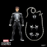 SPIDER-VENOM MARVEL LEGENDS SERIES. Hasbro incorpora a su línea Marvel Legends Series esta figura retro de Spider-Venom, inspirada en los cómics de "Spider-Man" cuando el simbionte Venom vuelve a unirse a su antiguo huésped Peter Parker. La figura mide 15 cm y ofrece más de 20 puntos de articulación para exhibirla en poses dinámicas. Incluye 4x manos alternativas (2x lanzando telarañas y 2x trepamuros), 1x cabeza alternativa y 1x cadena. Presenta un diseño detallado fiel al estilo de los cómics. Se presenta en blíster de estilo retro con arte de colección. UNIDADES LIMITADAS.