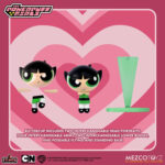 THE POWERPUFF GIRLS 5 POINTS SET (4) MEZCO TOYS. La ciudad de Townsville está bajo ataque, pero las Chicas Superpoderosas de 5 Puntos están aquí para salvar el día… ¡siempre y cuando regresen antes del toque de queda! Este set de lujo incluye a Blossom, Bubbles, Buttercup y su archienemigo Mojo Jojo.  Directamente de la popular serie de Cartoon Network, estos pequeños héroes luchan contra el crimen, el caos y cualquier obstáculo con encanto, inteligencia y un toque de magia de la Sustancia X. Cada figura viene empaquetada individualmente en un blíster de estilo retro, ideal para exhibir.