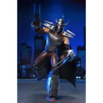 ULTIMATE SHREDDER TEENAGE MUTANT NINJA TURTLES (2012). En la serie animada Teenage Mutant Ninja Turtles de 2012, Shredder es el enemigo más formidable de las Tortugas Ninja. Su presencia eleva instantáneamente el nivel de tensión. Calculador, despiadado e impulsado por la venganza, marca la tensión de la serie cada vez que aparece en escena. A lo largo de la serie, Shredder actúa como un estratega implacable cuyo objetivo es destruir a Splinter y a sus alumnos. Su obsesión alimenta algunas de las batallas más intensas de la serie. A través de la manipulación, los duelos brutales y las alianzas inestables, sigue siendo una fuerza imparable. La figura captura con precisión su aspecto de 2012: armadura angular plateada, guanteletes con largas espadas, grebas pesadas y un casco con cuernos afilados. Una capa negra realza su imponente silueta. Los accesorios incluyen múltiples espadas intercambiables, manos adicionales, una cabeza alternativa sin máscara y una criatura Krang rosa sacada directamente de los dibujos animados. Los detalles nítidos resaltan la armadura metálica, el esculpido limpio, las articulaciones discretas y los accesorios a escala. Con 18 cm de altura, la figura ofrece una articulación sólida, perfecta para recrear los momentos icónicos de Shredder.