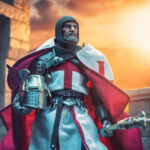 SIR ENOCH MYTHIC LEGIONS ALL STARS. Sir Enoch, miembro veterano de los Emisarios Templarios, ahora lidera a estos leales mensajeros como su comandante. Veterano de innumerables batallas, Sir Enoch nunca ha perdido su fe ni su propósito, y se complace en servir como mentor de los miembros más jóvenes de los Emisarios. El mayor honor de Sir Enoch fue encargarse de transmitir el mensaje del ascenso de Sir Gideon al liderazgo de la Orden, cabalgando por todos los rincones de Eathyross y anunciando un nuevo amanecer para esta heroica facción.