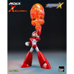 MEGA MAN FIGURA MDLX ROCKMAN X / MEGA MAN X (RISING FIRE VERSION). En el mundo futurista de Mega Man X, X es un legendario Maverick Hunter, a la vez máquina de combate y símbolo de esperanza. La versión «Rising Fire» hace referencia a una de sus habilidades especiales, obtenida durante el combate, y le proporciona una mejora visual ardiente junto con un mayor poder. Esta versión presenta a X en una llamativa paleta de colores rojos, que representa su dominio de las armas basadas en el fuego. Aunque el tono es más intenso, el diseño se mantiene fiel a su forma clásica: proporciones mecánicas limpias, armadura segmentada y una expresión decidida. Es una pieza imprescindible tanto para los fans de toda la vida como para los coleccionistas. La figura es totalmente articulada y viene con una serie de accesorios intercambiables: efectos de llamas, manos alternativas, expresiones faciales y piezas para los brazos. Destacan un gran efecto de proyectil de llamas y un brazo transformado. Cada pieza está cuidadosamente esculpida para que coincida con el estilo del juego, con un acabado fresco y detallado.
