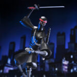 ULTIMATE FOOT SOLDIER TEENAGE MUTANT NINJA TURTLES (2012). En la serie animada Teenage Mutant Ninja Turtles de 2012, los soldados Foot representan la amenaza silenciosa y persistente del clan Foot. Siempre presentes en las sombras, operan en grupos, siguen órdenes sin dudar y empujan constantemente a las Tortugas hasta sus límites. Su papel enfatiza la estricta disciplina del clan. Ya sea en emboscadas, persecuciones o batallas coordinadas, los soldados Foot siguen siendo oponentes implacables que aumentan la tensión de cada encuentro. La figura recrea su aspecto alto y esbelto: traje negro, extremidades angulosas, máscara oscura con ojos rojos y la característica cinta roja en la cabeza. El set incluye una amplia gama de armas, como guadañas, una maza con púas, una lanza, una katana y otros accesorios fieles a la serie. Las múltiples manos intercambiables y una cabeza alternativa ofrecen una gran flexibilidad a la hora de colocar la figura. Los detalles nítidos destacan en las texturas del traje, las proporciones estilizadas, la pintura limpia y los accesorios bien elaborados. Con 18 cm de altura, la figura ofrece una articulación sólida para poses sigilosas o centradas en la acción inspiradas en los dibujos animados.