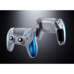 ASTRO BOT & DUAL SPEEDER CHOGOKIN.Procedente del universo del videojuego Astro Bot, este dúo de figuras destaca al adorable robot Astro y su nave espacial transformable, la Dual Speeder, ambos procedentes del universo PlayStation. Presente en la consola PS5, este juego de aventuras destaca las funcionalidades del mando DualSense en un mundo lleno de encanto, referencias y mecánicas lúdicas. Astro aparece aquí con su fiel nave, que pilota a lo largo de los niveles para explorar nuevos horizontes. Este dúo encarna la simbiosis entre una jugabilidad innovadora y un universo entrañable, al tiempo que rinde homenaje al universo tecnológico y retro de PlayStation. El pequeño robot adopta una postura alegre y dinámica, fiel a su temperamento. El mando transformado en nave presenta una estética futurista con alas desplegables, propulsores detallados y un sistema de luces LED integrado. La base circular alberga a Astro de pie y a la nave, expuesta en vuelo, para crear un efecto visual impactante y muy fiel a las imágenes del juego. Los colores blanco y azul metalizado reproducen a la perfección el diseño de la consola y del robot. El set está compuesto por ABS, PVC y metal fundido a presión, lo que garantiza un excelente resultado visual y una solidez apreciable. Las texturas metálicas y los detalles mecánicos alrededor de los propulsores y las alas están especialmente cuidados. La base con soportes incluidos permite diferentes configuraciones de exposición. Todo se entrega con pilas incluidas (3x LR44) para activar los efectos luminosos.