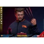 WOLVERINE (TVA JACKET VERSION) DEADPOOL & WOLVERINE MOVIE MASTERPIECE 1/6 HOT TOYS. Sumérgete en el universo Marvel con esta figura oficial de Lobezno (versión TVA Jacket), que mide aproximadamente 31 cm de altura. Diseñada por Hot Toys, esta excepcional pieza forma parte de la colección Movie Masterpiece, famosa por su meticuloso detalle y su impresionante realismo. Esta figura captura con precisión la apariencia de Wolverine tal y como aparece en la película «Deadpool 3». El rostro, detallado y meticulosamente esculpido, refleja la intensidad y la determinación del personaje. La parte superior del cuerpo, de silicona muscular sin costuras, desde el cuello hasta los brazos, añade un realismo sorprendente a la figura, haciendo visibles todos los músculos y venas. La figura viene con múltiples cabezas intercambiables con ojos móviles, lo que permite una multitud de expresiones y poses dinámicas. Accesorios y características incluidos: Caras intercambiables: la figura incluye varias cabezas intercambiables que permiten mostrar diferentes expresiones. Elige entre caras con mirada penetrante o expresiones más feroces, fieles al carácter de Lobezno. Traje y equipo: Wolverine viste su icónica chaqueta TVA y pantalones amarillos, con efectos de desgaste especialmente aplicados para añadir realismo. Hay dos estilos de chaqueta disponibles, con o sin mangas. Articulación y poses: gracias a sus múltiples puntos de articulación, la figura puede adoptar una gran variedad de poses dinámicas. También se incluyen las garras de adamantio características de Wolverine, así como una base ajustable temática con efectos de luz alimentados por USB.