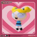THE POWERPUFF GIRLS 5 POINTS SET (4) MEZCO TOYS. La ciudad de Townsville está bajo ataque, pero las Chicas Superpoderosas de 5 Puntos están aquí para salvar el día… ¡siempre y cuando regresen antes del toque de queda! Este set de lujo incluye a Blossom, Bubbles, Buttercup y su archienemigo Mojo Jojo.  Directamente de la popular serie de Cartoon Network, estos pequeños héroes luchan contra el crimen, el caos y cualquier obstáculo con encanto, inteligencia y un toque de magia de la Sustancia X. Cada figura viene empaquetada individualmente en un blíster de estilo retro, ideal para exhibir.