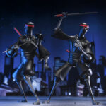 ULTIMATE FOOT SOLDIER TEENAGE MUTANT NINJA TURTLES (2012). En la serie animada Teenage Mutant Ninja Turtles de 2012, los soldados Foot representan la amenaza silenciosa y persistente del clan Foot. Siempre presentes en las sombras, operan en grupos, siguen órdenes sin dudar y empujan constantemente a las Tortugas hasta sus límites. Su papel enfatiza la estricta disciplina del clan. Ya sea en emboscadas, persecuciones o batallas coordinadas, los soldados Foot siguen siendo oponentes implacables que aumentan la tensión de cada encuentro. La figura recrea su aspecto alto y esbelto: traje negro, extremidades angulosas, máscara oscura con ojos rojos y la característica cinta roja en la cabeza. El set incluye una amplia gama de armas, como guadañas, una maza con púas, una lanza, una katana y otros accesorios fieles a la serie. Las múltiples manos intercambiables y una cabeza alternativa ofrecen una gran flexibilidad a la hora de colocar la figura. Los detalles nítidos destacan en las texturas del traje, las proporciones estilizadas, la pintura limpia y los accesorios bien elaborados. Con 18 cm de altura, la figura ofrece una articulación sólida para poses sigilosas o centradas en la acción inspiradas en los dibujos animados.