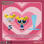 THE POWERPUFF GIRLS 5 POINTS SET (4) MEZCO TOYS. La ciudad de Townsville está bajo ataque, pero las Chicas Superpoderosas de 5 Puntos están aquí para salvar el día… ¡siempre y cuando regresen antes del toque de queda! Este set de lujo incluye a Blossom, Bubbles, Buttercup y su archienemigo Mojo Jojo.  Directamente de la popular serie de Cartoon Network, estos pequeños héroes luchan contra el crimen, el caos y cualquier obstáculo con encanto, inteligencia y un toque de magia de la Sustancia X. Cada figura viene empaquetada individualmente en un blíster de estilo retro, ideal para exhibir.