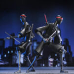 ULTIMATE FOOT SOLDIER TEENAGE MUTANT NINJA TURTLES (2012). En la serie animada Teenage Mutant Ninja Turtles de 2012, los soldados Foot representan la amenaza silenciosa y persistente del clan Foot. Siempre presentes en las sombras, operan en grupos, siguen órdenes sin dudar y empujan constantemente a las Tortugas hasta sus límites. Su papel enfatiza la estricta disciplina del clan. Ya sea en emboscadas, persecuciones o batallas coordinadas, los soldados Foot siguen siendo oponentes implacables que aumentan la tensión de cada encuentro. La figura recrea su aspecto alto y esbelto: traje negro, extremidades angulosas, máscara oscura con ojos rojos y la característica cinta roja en la cabeza. El set incluye una amplia gama de armas, como guadañas, una maza con púas, una lanza, una katana y otros accesorios fieles a la serie. Las múltiples manos intercambiables y una cabeza alternativa ofrecen una gran flexibilidad a la hora de colocar la figura. Los detalles nítidos destacan en las texturas del traje, las proporciones estilizadas, la pintura limpia y los accesorios bien elaborados. Con 18 cm de altura, la figura ofrece una articulación sólida para poses sigilosas o centradas en la acción inspiradas en los dibujos animados.