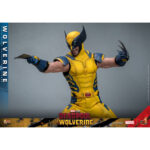 WOLVERINE DEADPOOL & WOLVERINE MOVIE MASTERPIECE 1/6 HOT TOYS. Sumérgete en el universo Marvel con esta excepcional figura de Lobezno, de la película «Deadpool y Lobezno». Fabricada por Hot Toys para la colección Movie Masterpiece, esta figura a escala 1/6 mide 31 cm de altura y ofrece una representación increíblemente detallada de uno de los personajes más emblemáticos del universo Marvel. Wolverine, conocido por sus garras de adamantio y su factor de curación regenerativa, aparece aquí con su icónico traje amarillo, fiel a su aspecto clásico. La figura presenta un impresionante nivel de detalle, desde las texturas realistas del traje hasta las feroces expresiones faciales de Logan. Los accesorios incluidos, como caras intercambiables y garras acoplables, permiten a los coleccionistas personalizar la exposición según sus preferencias. Hot Toys es conocida por sus figuras de alta calidad, y esta versión de Wolverine no es una excepción. Cada aspecto de la figura ha sido meticulosamente esculpido y pintado para capturar la esencia del personaje, desde los músculos definidos hasta los más mínimos detalles de su traje. La postura dinámica de Wolverine, listo para saltar, añade una dimensión de movimiento y energía a esta pieza de coleccionista. La base incluida está decorada con el logotipo de Wolverine y diseños que recuerdan al universo Deadpool, lo que añade un toque extra de realismo y temática. Tanto si eres un fanático de X-Men desde hace mucho tiempo como si eres coleccionista de figuras de Marvel, esta pieza es una valiosa adición a cualquier colección, que celebra el legado perdurable de Wolverine en el universo de los superhéroes.
