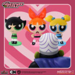 THE POWERPUFF GIRLS 5 POINTS SET (4) MEZCO TOYS. La ciudad de Townsville está bajo ataque, pero las Chicas Superpoderosas de 5 Puntos están aquí para salvar el día… ¡siempre y cuando regresen antes del toque de queda! Este set de lujo incluye a Blossom, Bubbles, Buttercup y su archienemigo Mojo Jojo.  Directamente de la popular serie de Cartoon Network, estos pequeños héroes luchan contra el crimen, el caos y cualquier obstáculo con encanto, inteligencia y un toque de magia de la Sustancia X. Cada figura viene empaquetada individualmente en un blíster de estilo retro, ideal para exhibir.