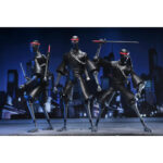 ULTIMATE FOOT SOLDIER TEENAGE MUTANT NINJA TURTLES (2012). En la serie animada Teenage Mutant Ninja Turtles de 2012, los soldados Foot representan la amenaza silenciosa y persistente del clan Foot. Siempre presentes en las sombras, operan en grupos, siguen órdenes sin dudar y empujan constantemente a las Tortugas hasta sus límites. Su papel enfatiza la estricta disciplina del clan. Ya sea en emboscadas, persecuciones o batallas coordinadas, los soldados Foot siguen siendo oponentes implacables que aumentan la tensión de cada encuentro. La figura recrea su aspecto alto y esbelto: traje negro, extremidades angulosas, máscara oscura con ojos rojos y la característica cinta roja en la cabeza. El set incluye una amplia gama de armas, como guadañas, una maza con púas, una lanza, una katana y otros accesorios fieles a la serie. Las múltiples manos intercambiables y una cabeza alternativa ofrecen una gran flexibilidad a la hora de colocar la figura. Los detalles nítidos destacan en las texturas del traje, las proporciones estilizadas, la pintura limpia y los accesorios bien elaborados. Con 18 cm de altura, la figura ofrece una articulación sólida para poses sigilosas o centradas en la acción inspiradas en los dibujos animados.