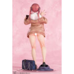 RED-HAIRED GYARU-CHAN BARE FACE VER. ILLUSTRATION BY NANAMAKURA ORIGINAL CHARACTER ESTATUA. Esta figura es una creación original basada en una ilustración de Nanamakura. Representa a Red-Haired Gyaru-Chan en un entorno íntimo y moderno, mezclando la seducción y la alegría con una estética gyaru claramente contemporánea. Se la muestra haciéndose un selfie, lo que refuerza la idea de un momento capturado, muy ligado a la cultura visual actual.El personaje cautiva con su actitud juguetona y segura, sonriendo con picardía en una pose relajada. Su look hace referencia al estilo de una colegiala con un toque diferente: una corbata a rayas que aún cuelga de su cuello, un cárdigan beige abierto y zapatos escolares dejados a sus pies. Su ropa parcialmente quitada enfatiza el equilibrio entre la inocencia y la provocación, un tema que se encuentra a menudo en este tipo de diseños de personajes. El diseño destaca por su pelo rojo rosado recogido en una coleta, un mechón que le cae sobre la cara y unos sutiles accesorios que realzan su estilo gyaru. Su smartphone está esculpido con gran detalle, lo que le da un toque realista. A su lado, su mochila escolar descansa en el suelo, recordándonos que se trata de un entorno de instituto.Fabricada en PMMA a escala 1/5, esta figura mide unos 29 centímetros de altura. El acabado resalta los sutiles degradados de su cabello, la textura del cárdigan y los pliegues naturales de la ropa tirada a sus pies. En conjunto, es una pieza atrevida y llamativa que captura a la perfección el espíritu de la ilustración original.