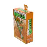 ULTIMATE MICHELANGELO TEENAGE MUTANT NINJA TURTLES (2012). En la serie animada Teenage Mutant Ninja Turtles de 2012, Michelangelo siempre aporta una dosis de energía y buen humor. Su espontaneidad, su humor y su curiosidad lo convierten en el miembro más impredecible del grupo, capaz de relajar el ambiente incluso en los momentos críticos. Su trayectoria pone de relieve a un ninja que aprende a canalizar su entusiasmo para ser más eficaz en el combate. Detrás de su lado desenfadado, Mikey revela una verdadera sensibilidad, una creatividad desbordante y un talento especial para sorprender tanto a sus enemigos como a sus hermanos. La figura captura a la perfección su diseño de 2012: caparazón beige y marrón, piel verde, máscara naranja y protecciones marrones en brazos y piernas. Cuenta con una cara sonriente y una cabeza alternativa más expresiva. El conjunto de accesorios es muy completo e incluye varios nunchakus (rígidos y con cadena), una hoz, manos intercambiables, un trozo de pizza, una pieza de armadura e incluso Ice Cream Kitty en una versión fiel y llena de encanto. Los detalles resaltan bien: escultura segmentada, pintura nítida, proporciones típicas de la serie y articulaciones discretas. Con sus 18 cm, la figura permite numerosas poses dinámicas, perfectas para reflejar la energía de Mikey.