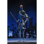 ULTIMATE FOOT SOLDIER TEENAGE MUTANT NINJA TURTLES (2012). En la serie animada Teenage Mutant Ninja Turtles de 2012, los soldados Foot representan la amenaza silenciosa y persistente del clan Foot. Siempre presentes en las sombras, operan en grupos, siguen órdenes sin dudar y empujan constantemente a las Tortugas hasta sus límites. Su papel enfatiza la estricta disciplina del clan. Ya sea en emboscadas, persecuciones o batallas coordinadas, los soldados Foot siguen siendo oponentes implacables que aumentan la tensión de cada encuentro. La figura recrea su aspecto alto y esbelto: traje negro, extremidades angulosas, máscara oscura con ojos rojos y la característica cinta roja en la cabeza. El set incluye una amplia gama de armas, como guadañas, una maza con púas, una lanza, una katana y otros accesorios fieles a la serie. Las múltiples manos intercambiables y una cabeza alternativa ofrecen una gran flexibilidad a la hora de colocar la figura. Los detalles nítidos destacan en las texturas del traje, las proporciones estilizadas, la pintura limpia y los accesorios bien elaborados. Con 18 cm de altura, la figura ofrece una articulación sólida para poses sigilosas o centradas en la acción inspiradas en los dibujos animados.