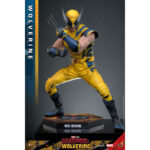 WOLVERINE (DELUXE VERSION) DEADPOOL & WOLVERINE MOVIE MASTERPIECE 1/6 HOT TOYS. Descubre esta magnífica figura Deluxe de Wolverine, de la colección Movie Masterpiece de Hot Toys. Inspirada en la película «Deadpool & Wolverine», esta pieza es una auténtica obra maestra para cualquier coleccionista de productos derivados del universo Marvel. Una fiel representación de Wolverine La figura representa a Wolverine con su icónico traje amarillo y azul, que recuerda los mejores momentos del universo X-Men. La precisión de los detalles de esta figura a escala 1/6 es simplemente impresionante. Con una altura de 31 cm, esta figura captura a la perfección el aura intimidante y el carisma de Logan, alias Wolverine. Características y accesorios Esta versión Deluxe es especialmente rica en detalles y accesorios. La figura viene con varias cabezas intercambiables, incluida una con una máscara completa y otra sin máscara con los rasgos de Hugh Jackman, el icónico actor que interpreta a Wolverine en el cine. Las cabezas cuentan con sistemas de globos oculares móviles para expresiones realistas. Además de las cabezas, esta figura incluye brazos intercambiables, garras desmontables y una armadura de combate desgastada. Los acabados de la ropa, las cicatrices y los detalles musculares son de una calidad excepcional, lo que permite a los fans recrear l Wolverine, conocido como Logan, es uno de los personajes más populares del universo Marvel. Apareció por primera vez en los cómics de la década de 1970 y rápidamente se convirtió en un miembro crucial de los X-Men. Su compleja historia, mezclada con dolor y redención, así como sus garras de adamantio y su rápido factor de curación, lo convierten en un personaje fascinante y formidable. En «Deadpool & Wolverine», Logan sigue mostrando su resistencia y valentía ante el peligro, al tiempo que aporta una profundidad emocional que conmueve a los fans de todas las edades.