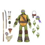 ULTIMATE DONATELLO TEENAGE MUTANT NINJA TURTLES (2012). En la serie animada Teenage Mutant Ninja Turtles de 2012, Donatello es el cerebro técnico del equipo. Aborda cada situación con precisión, equilibrando inventos, improvisación y un profundo sentido de la responsabilidad. Su mentalidad tranquila y lógica mantiene al grupo con los pies en la tierra mientras sus hermanos se lanzan al ataque. A lo largo de la serie, Donnie es a menudo quien idea soluciones cuando las cosas se complican. Ya sea construyendo nuevos equipos, analizando amenazas u ofreciendo un apoyo silencioso, se erige como la fuerza estabilizadora y el solucionador de problemas del equipo. La figura captura con precisión su aspecto de 2012: caparazón beige y marrón, piel verde, máscara morada y almohadillas de armadura marrones. Su expresión neutra se complementa con una cara alternativa más expresiva. El conjunto de accesorios es muy completo e incluye bastones segmentados, artilugios, manos intercambiables, visera tecnológica, porción de pizza, huevo, pieza de armadura e incluso un pollo mutante sacado directamente de la serie. El esculpido nítido, la aplicación limpia de la pintura y las articulaciones bien integradas realzan la presencia de la figura. Con 18 cm de altura, ofrece una articulación sólida para posar de forma dinámica y recrear escenas de la serie.