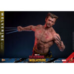 WOLVERINE (TVA JACKET VERSION) DEADPOOL & WOLVERINE MOVIE MASTERPIECE 1/6 HOT TOYS. Sumérgete en el universo Marvel con esta figura oficial de Lobezno (versión TVA Jacket), que mide aproximadamente 31 cm de altura. Diseñada por Hot Toys, esta excepcional pieza forma parte de la colección Movie Masterpiece, famosa por su meticuloso detalle y su impresionante realismo. Esta figura captura con precisión la apariencia de Wolverine tal y como aparece en la película «Deadpool 3». El rostro, detallado y meticulosamente esculpido, refleja la intensidad y la determinación del personaje. La parte superior del cuerpo, de silicona muscular sin costuras, desde el cuello hasta los brazos, añade un realismo sorprendente a la figura, haciendo visibles todos los músculos y venas. La figura viene con múltiples cabezas intercambiables con ojos móviles, lo que permite una multitud de expresiones y poses dinámicas. Accesorios y características incluidos: Caras intercambiables: la figura incluye varias cabezas intercambiables que permiten mostrar diferentes expresiones. Elige entre caras con mirada penetrante o expresiones más feroces, fieles al carácter de Lobezno. Traje y equipo: Wolverine viste su icónica chaqueta TVA y pantalones amarillos, con efectos de desgaste especialmente aplicados para añadir realismo. Hay dos estilos de chaqueta disponibles, con o sin mangas. Articulación y poses: gracias a sus múltiples puntos de articulación, la figura puede adoptar una gran variedad de poses dinámicas. También se incluyen las garras de adamantio características de Wolverine, así como una base ajustable temática con efectos de luz alimentados por USB.