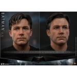 BATMAN VS SUPERMAN EL AMANECER DE LA JUSTICIA 1/6 BATMAN 2.0 HOT TOYS. Sumérgete en el oscuro y cautivador mundo de Gotham con la figura Batman 2.0 de Hot Toys, inspirada en la legendaria película Batman v Superman: El amanecer de la justicia. Esta figura, fiel a la impresionante estética característica de Hot Toys, captura cada detalle del Caballero Oscuro tal y como aparece en la película. La postura dinámica de Batman, listo para enfrentarse a las amenazas, se reproduce con una precisión excepcional, lo que convierte a esta figura en una pieza de colección imprescindible para los fans. El realismo no se queda ahí. Cada elemento del traje, desde el símbolo de Batman en el pecho hasta las botas tácticas, se reproduce con una atención al detalle extraordinaria. La cabeza de Batman está esculpida con una expresión decidida, que captura el espíritu vigilante del justiciero nocturno. Tanto si eres un ávido coleccionista como un fan del épico duelo entre Batman y Superman, la figura Batman 2.0 es una impresionante incorporación a tu colección. Sumérgete en el Universo Cinematográfico de DC con esta apasionante representación del Caballero Oscuro, listo para defender Gotham contra las fuerzas del mal. ¡No pierdas la oportunidad de hacerte con este exclusivo objeto de colección que encarna el poder y el misterio de Batman en El amanecer de la justicia!