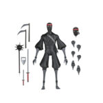 ULTIMATE FOOT SOLDIER TEENAGE MUTANT NINJA TURTLES (2012). En la serie animada Teenage Mutant Ninja Turtles de 2012, los soldados Foot representan la amenaza silenciosa y persistente del clan Foot. Siempre presentes en las sombras, operan en grupos, siguen órdenes sin dudar y empujan constantemente a las Tortugas hasta sus límites. Su papel enfatiza la estricta disciplina del clan. Ya sea en emboscadas, persecuciones o batallas coordinadas, los soldados Foot siguen siendo oponentes implacables que aumentan la tensión de cada encuentro. La figura recrea su aspecto alto y esbelto: traje negro, extremidades angulosas, máscara oscura con ojos rojos y la característica cinta roja en la cabeza. El set incluye una amplia gama de armas, como guadañas, una maza con púas, una lanza, una katana y otros accesorios fieles a la serie. Las múltiples manos intercambiables y una cabeza alternativa ofrecen una gran flexibilidad a la hora de colocar la figura. Los detalles nítidos destacan en las texturas del traje, las proporciones estilizadas, la pintura limpia y los accesorios bien elaborados. Con 18 cm de altura, la figura ofrece una articulación sólida para poses sigilosas o centradas en la acción inspiradas en los dibujos animados.