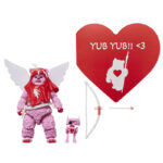 EWOK (VALENTINE’S DAY EDITION) BLACK SERIES STAR WARS. Hasbro presenta dentro de la colección The Black Series esta versión San Valentín de un Ewok del universo "Star Wars". Este simpático habitante de Endor llega con un diseño especial, luciendo alas de tela, tocado rojo y detalles en rosa que evocan a Cupido. La figura mide 15 cm y cuenta con múltiples puntos de articulación que permiten colocar al personaje en diferentes poses. Incluye 1x arco, 1x flecha, 1x postal con forma de corazón y 1x droide BD de compañía. Todo en colores rojo, rosa y blanco. Se presenta en un embalaje de colección tipo caja con ventana decorado en tonos rosas. UNIDADES LIMITADAS.