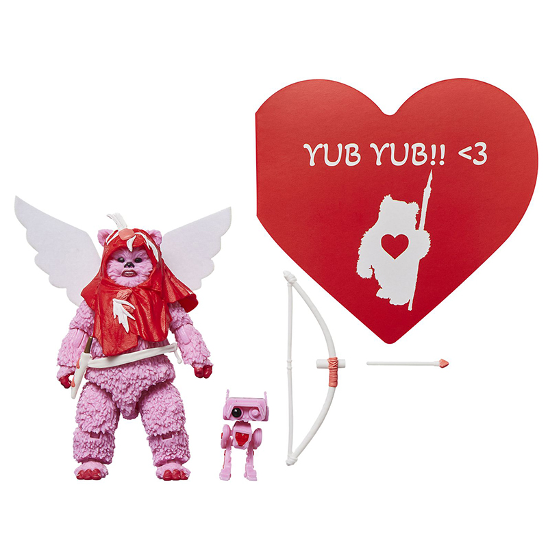 EWOK (VALENTINE’S DAY EDITION) BLACK SERIES STAR WARS. Hasbro presenta dentro de la colección The Black Series esta versión San Valentín de un Ewok del universo "Star Wars". Este simpático habitante de Endor llega con un diseño especial, luciendo alas de tela, tocado rojo y detalles en rosa que evocan a Cupido. La figura mide 15 cm y cuenta con múltiples puntos de articulación que permiten colocar al personaje en diferentes poses. Incluye 1x arco, 1x flecha, 1x postal con forma de corazón y 1x droide BD de compañía. Todo en colores rojo, rosa y blanco. Se presenta en un embalaje de colección tipo caja con ventana decorado en tonos rosas. UNIDADES LIMITADAS.