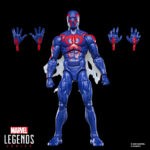 SPIDER-MAN 2099 MARVEL LEGENDS SERIES. Hasbro presenta en su colección Marvel Legends Series, esta figura retro de Spider-Man en su versión 2099, cuando un accidente de laboratorio modificó el código genético del científico Miguel O’Hara en los cómics de "Spider-Man 2099". Mide 15 cm de altura y cuenta con más de 20 puntos de articulación, permitiendo recrear poses dinámicas. Incluye 4x manos intercambiables (2x lanzando telarañas y 2x trepamuros) y 1x capa deshilachada. Presenta un esculpido y pintado de alta calidad inspirado en su diseño clásico de los cómics. Se presenta en blíster estilo retro con ilustraciones. UNIDADES LIMITADAS.