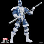 CARDIAC MARVEL LEGENDS SERIES. Hasbro añade a su línea Marvel Legends Series esta figura retro del Dr. Elias Wirtham transformado en el justiciero Cardiac, inspirada en su aparición en los cómics de "Spider-Man". Mide 15 cm y cuenta con más de 20 puntos de articulación. Incluye 2x manos intercambiables, 1x bastón Beta y 2x efectos de combate. Su diseño premium refleja el característico traje tecnológico del personaje. Se presenta en embalaje tipo blíster con estética clásica. UNIDADES LIMITADAS.