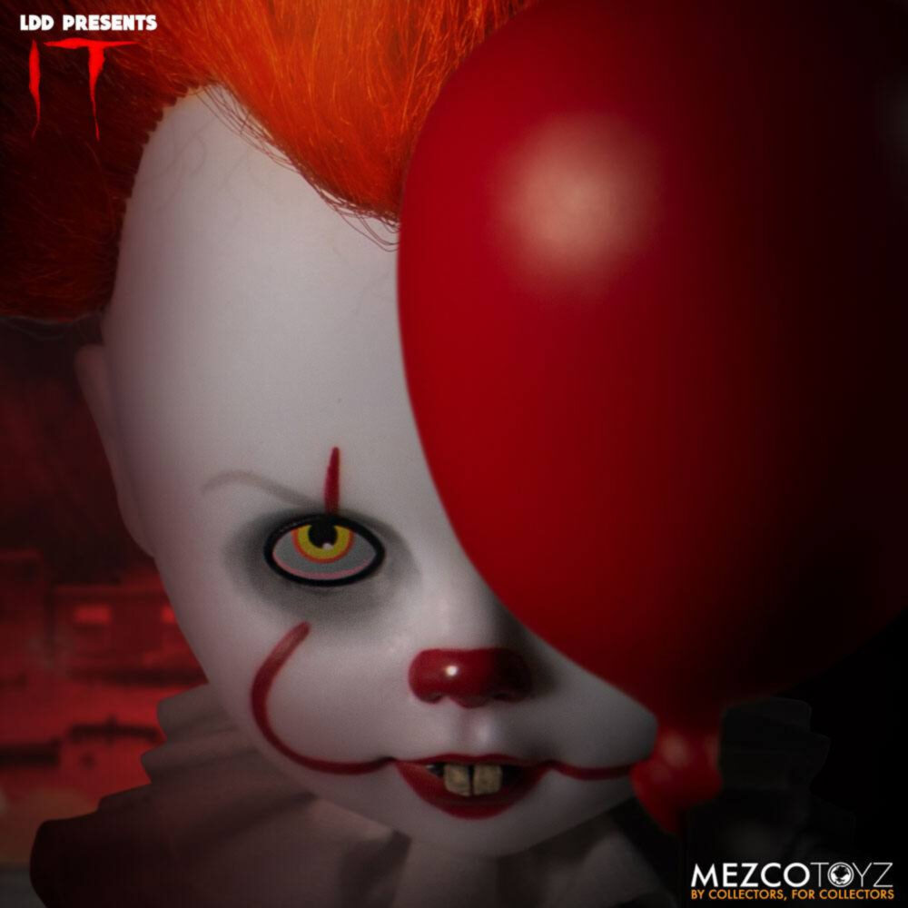 Pennywise it living dead dolls.  directamente del aterrador mundo de it, la historia de terror de culto de stephen king, esta muñeca representa la encarnación moderna del payaso pennywise tal y como aparece en las adaptaciones cinematográficas de 2017 y 2019. Pennywise, una figura inquietante que reaparece en derry cada 27 años, encarna el miedo en sí mismo y atrae a sus víctimas con su aspecto infantil y payaso. Con una sonrisa siniestra y un globo rojo en la mano, esta miniatura de pennywise captura la inquietante mezcla de alegría juguetona y amenaza acechante. Con sus mangas abullonadas, su traje de payaso envejecido, sus pompones rojos y su mirada penetrante, esta muñeca ofrece una escalofriante representación del horror en su forma más engañosa. Su pálido rostro está enmarcado por un cabello salvaje y naranja vibrante, esculpido para imitar el aspecto icónico del personaje. Las nítidas marcas rojas de su rostro resaltan su siniestra sonrisa, mientras que el traje de tela real, con volantes y costuras rojas, añade profundidad y una inquietante autenticidad a la figura. Con una altura aproximada de 25 cm, esta muñeca forma parte de la colección living dead dolls de mezco toys. Con su inquietante mirada, su globo rojo desmontable y su presencia inquietante, es una pieza imprescindible para los amantes del terror o los coleccionistas de lo deliciosamente macabro.