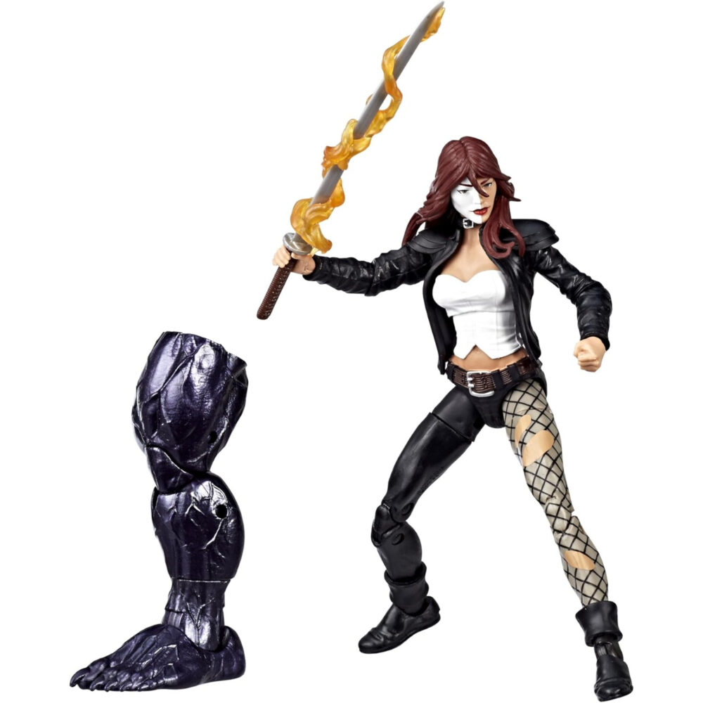 Typhoid mary marvel legends series.  mary, que en su día trabajó en un burdel, fue accidentalmente empujada por una ventana por daredevil, lo que le provocó sus poderes y una enfermedad mental. Adquirió tres personalidades distintas y se convirtió en typhoid mary, que juró no volver a ser herida por un hombre nunca más. Con una apariencia inspirada en los cómics, mary viene con su katana envuelta en llamas, así como una pieza build-a-figure. La serie marvel legends presenta figuras de 15 cm basadas en algunos de los personajes más legendarios de marvel, tanto de sus cómics como de sus películas. Cada figura es muy articulada y presenta un diseño inspirado en los cómics, lo que las convierte en imprescindibles en cualquier colección de marvel.