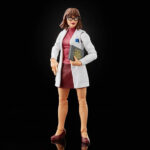 MOIRA X MEN MARVEL LEGENDS SERIES. Hasbro Fans presenta la figura X-Men de Moira, para la colección Marvel Legends. Se trata de una figura articulada de 15 cm hecha en PVC. Incluye una cabeza alternativa, un pañuelo y brazos intercambiables. Con su bata blanca y sus pequeñas gafas sobre la nariz, parece una investigadora genial. Se trata, de hecho, de una réplica articulada de Moira Mac Taggert, una genetista sin igual, galardonada con el Nobel por sus trabajos sobre el gen X. Además, la científica, que en su día estuvo enamorada del profesor Xavier, es una gran especialista en mutantes y genética. Y su figurita, con dos caras y dos pares de manos, es totalmente articulada. De este modo, puede representar al personaje en múltiples situaciones.