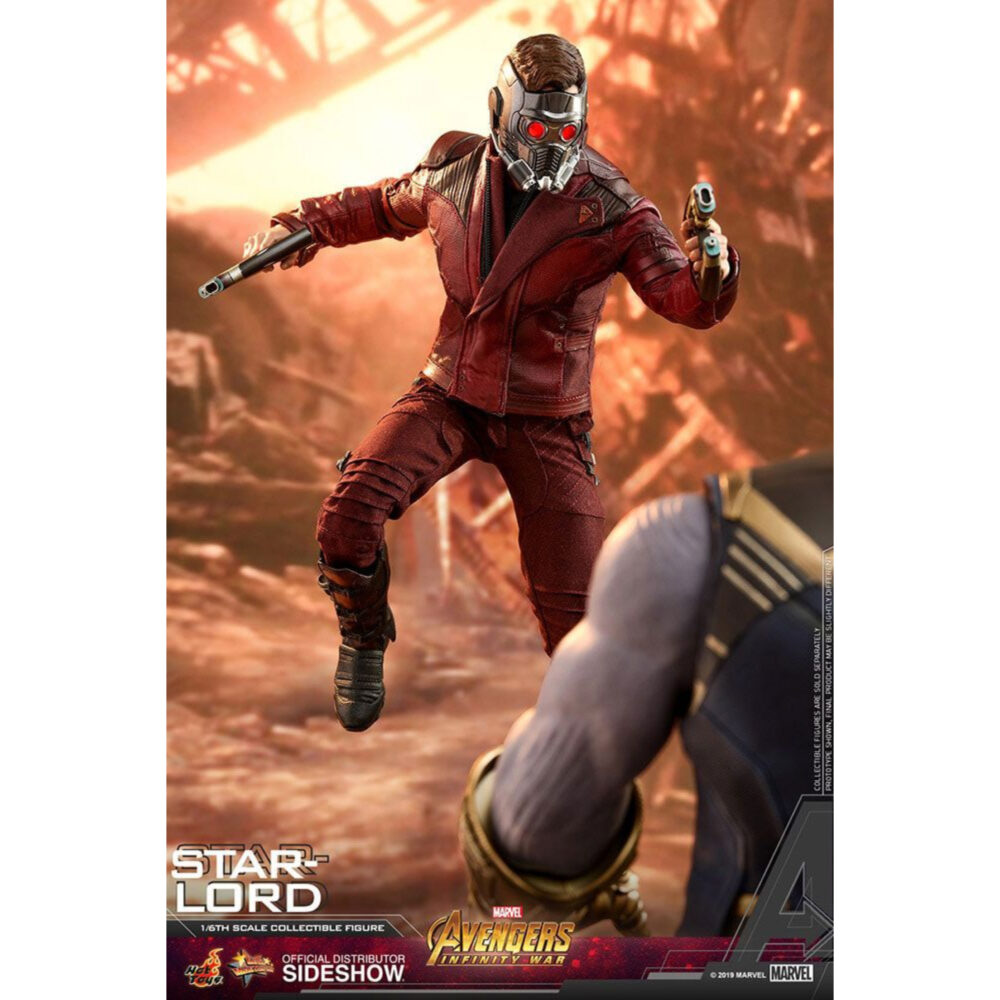 STAR LORD AVENGERS INFINITY WAR ESCALA 1/6. Un piloto experto y maestro del blaster, Peter Quill, conocido como Star-Lord, aporta un descarado sentido del humor mientras protege el universo de todas y cada una de las amenazas. Él diseña un plan para que los Guardianes, junto con Iron Man, Doctor Strange y Spider-Man luchen contra Thanos en Titán, quien no se detendrá ante nada para recolectar las invencibles Gemas del Infinito. Diseñado magistralmente en base a la apariencia de Chris Pratt como Star-Lord en la película, la figura coleccionable con precisión de pantalla presenta una cabeza esculpida recién pintada con una semejanza asombrosa y una cabeza enmascarada con luces LED intercambiables recién pintada, trajes finamente confeccionados, un selección de armas y accesorios que incluyen un par de blasters con efecto burbujeante acoplable para recrear la escena cuando Thanos había convertido su arma en burbujas con la Reality Stone, una bomba de plasma, una bomba de gravedad, un casco Star-Lord en modo de activación que se puede usar en la cabeza esculpida, un accesorio con efecto de relámpago, múltiples mandalas de accesorios de luz y un soporte de figura dinámica con temática de película. ¡El líder amante de la música de los Guardianes de la Galaxia está listo para unirse a los Vengadores en un enfrentamiento colosal con el señor de la guerra Thanos!