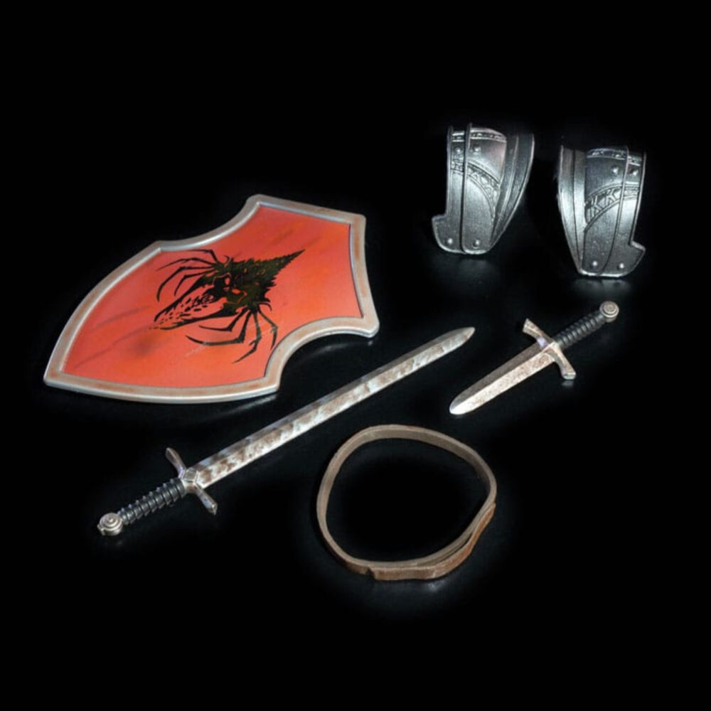 Clavian mythic legions all stars.  en el universo mythic legions, clavian destaca por su fuerza y carisma en el combate. Como guerrero experimentado, lleva una armadura compleja y adornos detallados que resaltan su rango y poder. Su apariencia inspira respeto e intimidación, perfecta para completar un ejército o crear un personaje único en la serie all stars 6. Four horsemen ofrece aquí una figura esculpida en pvc de alta calidad y totalmente articulada. Cada detalle de su armadura, casco y accesorios está cuidadosamente reproducido, lo que la convierte en una pieza ideal para pintar, personalizar o exponer. Los coleccionistas apreciarán la delicadeza y precisión de las texturas y grabados.