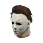HALLOWEEN MICHAEL MYERS MASK. Trick or Treat Studios se enorgullece de presentar la máscara oficial con licencia de Halloween (1978) - Michael Myers. Esta máscara es una preciosa réplica de la máscara que llevaba uno de los asesinos en serie más famosos de la historia del cine. La máscara se esculpió basándose en numerosas capturas de pantalla de Halloween, especialmente en la famosa imagen de Michael Myers asomándose por la barandilla, listo para atacar a Laurie Strode. ¡Hazte con la máscara de Michael Myers de Halloween (1978) y celebra La noche en que volvió a casa! Material: Latex