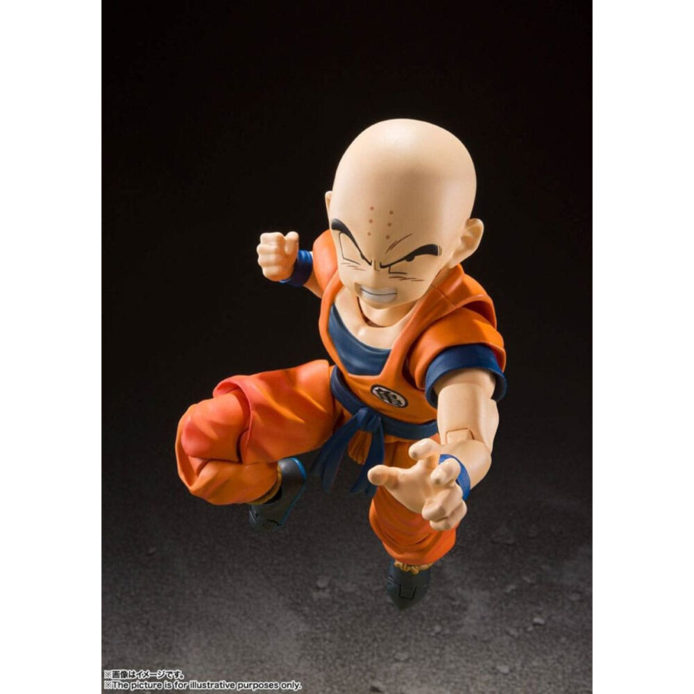 Krillin earth’s strongest man dragon ball z sh figuarts (re-run).  en el mundo de dragon ball z, krilin es mucho más que un simple compañero. Leal, inteligente e increíblemente resistente, es uno de los aliados más antiguos de goku y uno de los humanos más fuertes de la serie. Esta figura de «el hombre más fuerte de la tierra» rinde homenaje a su valentía y a su característico estilo de lucha. A lo largo de los momentos más cruciales de la serie, krilin se mantiene firme, incluso ante adversidades abrumadoras. Ya sea lanzando su icónico disco destructor o utilizando ingeniosas técnicas de distracción, es uno de los favoritos de los fans con un corazón innegable. La figura captura con precisión su aspecto clásico: cabeza rapada con seis puntos en la frente, el icónico gi naranja de la escuela de la tortuga con cinturón azul y el símbolo del maestro roshi en el pecho. Incluye múltiples caras expresivas, manos intercambiables y efectos de energía para recrear sus poses más memorables, desde el ataque kienzan hasta su hilarante engaño taiyōken. Con una altura de unos 12 cm, esta pieza articulada de s. H. Figuarts está hecha para la acción y la exposición. Las articulaciones están bien ocultas pero son flexibles, lo que permite poses dinámicas. La pintura es limpia, los detalles son nítidos y los accesorios incluidos son fieles al personaje.