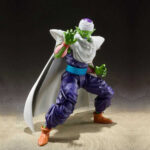 PICCOLO THE PROUD NAMEKIAN DRAGON BALL Z SH FIGUARTS (RE-RUN). Estratégico, estoico y poderoso, Piccolo sigue siendo uno de los personajes más respetados de Dragon Ball Z. Orgulloso guerrero namekiano y antiguo rival convertido en aliado, encarna la combinación perfecta de disciplina y sabiduría. Esta versión «The Proud Namekian» rinde homenaje a su evolución y a su inconfundible presencia. Siempre tranquilo, a menudo con los brazos cruzados y la capa ondeando, Piccolo irradia una autoridad silenciosa. Observa, piensa y ataca con precisión. Esta figura te permite recrear sus icónicas posturas: flotando en meditación, listo para la batalla o despojado de su equipo exterior para escenas más centradas. El diseño es fiel al original: piel verde, brazos segmentados de color rosa, traje morado oscuro con fajín azul y su icónica capa blanca y turbante extraíbles. El set incluye múltiples esculturas de cabeza y piezas de mano, lo que te permite capturar su personalidad desde todos los ángulos. Con una altura de unos 17 cm, esta figura S.H. Figuarts es totalmente articulada para posar de forma dinámica sin comprometer la estética. La escultura es nítida, las articulaciones son discretas y los accesorios ofrecen muchas posibilidades de personalización. Imprescindible para los fans del orgulloso y estoico Namekiano.