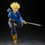 SUPER SAIYAN TRUNKS THE BOY FROM THE FUTURE DRAGON BALL Z SH FIGUARTS (RE-RUN). Trunks del futuro es uno de los personajes más destacados de Dragon Ball Z, con su fulgurante aparición y su espada en la mano. Guerrero procedente de un mundo devastado, encarna la esperanza en un futuro destrozado. Esta figura «Boy from the Future» captura a la perfección la intensidad y el estilo de este héroe atemporal. Procedente de un futuro apocalíptico, Trunks regresa al pasado para advertir de la amenaza de los cyborgs. Entre la ira, la calma y la determinación, su arco narrativo está cargado de emociones y escenas icónicas, que esta figura permite recrear a través de sus múltiples expresiones y accesorios. La figura presenta a Trunks con su atuendo emblemático: chaqueta corta azul con el escudo de Capsule Corp, pantalones negros, botas marrones y cinturón con hebilla roja. Se incluyen dos cabezas: una con su pelo morado original y otra en Super Saiyan, con su melena dorada erizada. La espada, su accesorio clave, se puede sostener en la mano o guardar en la funda que lleva a la espalda. Con una altura aproximada de 14 cm, esta figura articulada de la gama S.H. Figuarts ofrece una gran movilidad y un excelente nivel de detalle. Las articulaciones son discretas, las poses dinámicas y los acabados fieles al anime. Imprescindible para revivir los mejores momentos de Trunks del futuro.