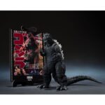 GODZILLA 1954 MOVIE GRAPHIC PLUS SH MONSTER ARTS. Símbolo absoluto del kaijū japonés, Godzilla encarna el miedo, el poder y el legado del cine de ciencia ficción desde 1954. Con esta edición Movie Graphic Plus, Tamashii Nations rinde homenaje al origen del mítico monstruo combinando una figura detallada con una imagen emblemática de la primera película. En su versión de 1954, Godzilla es una fuerza bruta surgida de las profundidades, encarnación de las angustias nucleares de una época. Su aspecto sombrío, macizo y primitivo deja una huella duradera en el imaginario colectivo. Esta figura reproduce fielmente esta primera encarnación. El diseño respeta las proporciones robustas del traje original, con una piel texturizada de forma realista, una cola articulada y placas dorsales blancas que contrastan con el cuerpo negro carbón. El monstruo adopta una postura poderosa, ligeramente encorvada, lista para desatar su ira. A su lado, un panel rígido ilustrado con el cartel de la película de 1954 aporta un toque cinematográfico e histórico. Con una altura aproximada de 15 cm, esta figura está articulada en los brazos, las piernas, la cabeza y la cola, lo que permite variar las poses. La pintura es mate, los relieves están bien definidos y el conjunto rinde homenaje a la estética sobria e inquietante del primer Godzilla. Una pieza de coleccionista discreta y cargada de recuerdos.