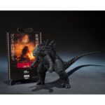 GODZILLA 2014 MOVIE GRAPHIC PLUS SH MONSTER ARTS. En 2014, Godzilla renace en una versión moderna e imponente que relanza la leyenda del Rey de los Monstruos para toda una nueva generación. Esta edición Movie Graphic Plus de Tamashii Nations rinde homenaje a este renacimiento cinematográfico combinando la figura con una imagen promocional inspirada en el cartel de la película. Con su diseño macizo, su complexión reptiliana realista y sus rugidos titánicos, el Godzilla de 2014 simboliza el resurgimiento del kaijū en el panorama hollywoodiense. A la vez fuerza de la naturaleza y protector impredecible, encarna un fascinante equilibrio entre destrucción y majestuosidad. La figura adopta una postura reptante, con la cabeza gacha y la cola flexible extendida hacia atrás. El cuerpo está cubierto de escamas detalladas y oscuras, y las gruesas placas dorsales recuerdan la silueta icónica al tiempo que modernizan sus líneas. La base incluye un panel rígido con el cartel de la película, en el que Godzilla domina una ciudad en llamas, lo que refuerza el impacto dramático de la pieza. Con sus 15 cm de altura, esta figura articulada ofrece una buena amplitud de movimientos gracias a las discretas articulaciones de los brazos, las piernas, la cabeza y la cola. Las texturas son precisas, la pintura realista y el conjunto captura a la perfección la esencia de esta versión más bestial del monstruo de culto.