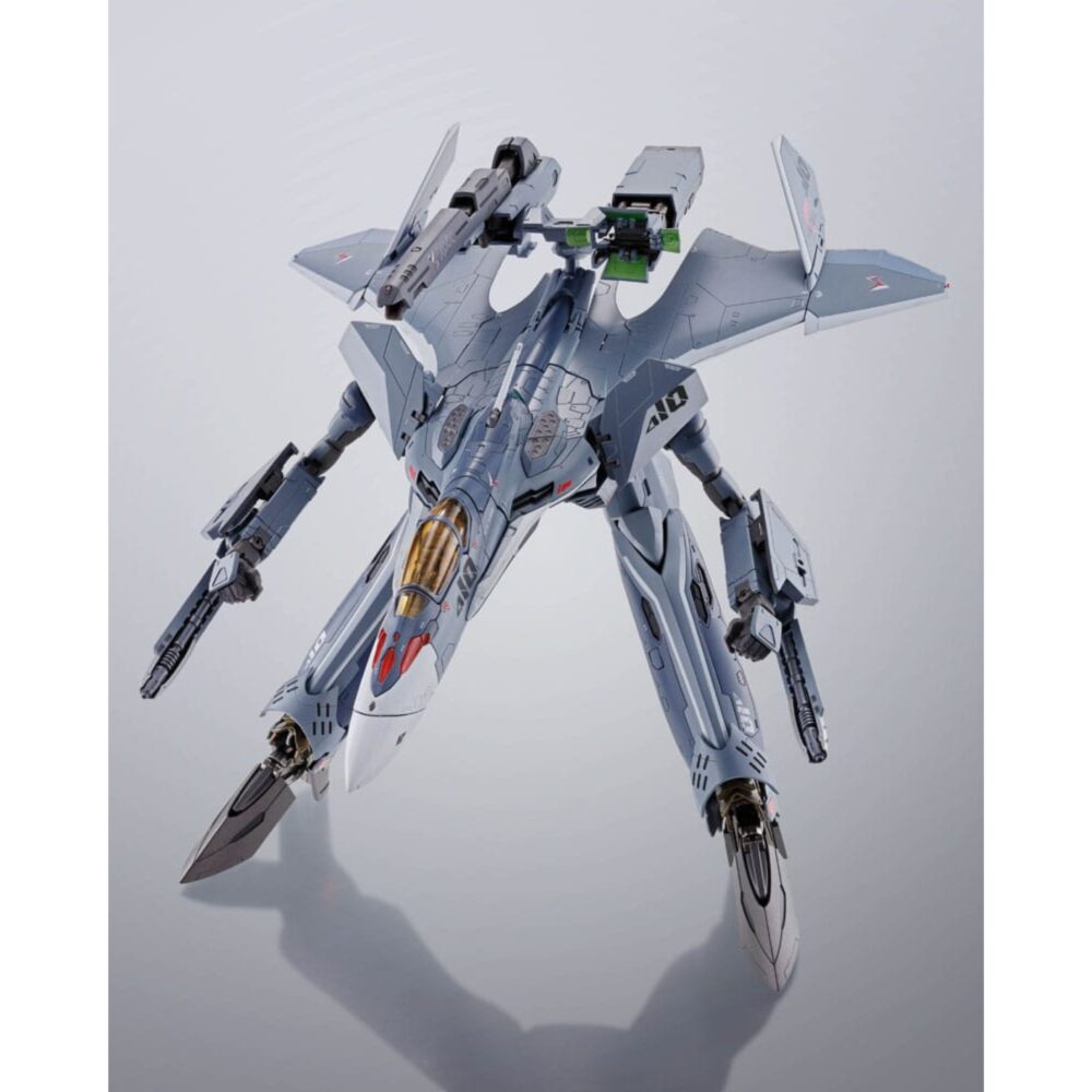 Vf-31a kairos macross delta 10th anniversary dx chogokin. El vf-31a kairos es una unidad de combate variable procedente de macross delta, diseñada como sucesora de la serie vf-30. Su diseño es versátil, lo que permite una transformación fluida entre tres modos emblemáticos de la saga macross: fighter (avión), gerwalk (híbrido) y battroid (robot humanoide). Versátil y potente, el kairos es utilizado por las fuerzas de la nuns (new united nations spacy) para sus misiones tácticas avanzadas. Esta versión especial «10th anniversary» rinde homenaje a los 10 años de macross delta con un acabado de alta calidad, detalles refinados y una marca conmemorativa. El modelo es totalmente articulado, transformable y está fabricado en metal y plástico para ofrecer un acabado sólido y de primera calidad. Fiel a los diseños de shoji kawamori, esta figura es tanto una pieza de colección como un homenaje al genio mecánico de la serie.