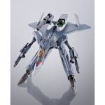 VF-31A KAIROS MACROSS DELTA 10TH ANNIVERSARY DX CHOGOKIN. El VF-31A Kairos es una unidad de combate variable procedente de Macross Delta, diseñada como sucesora de la serie VF-30. Su diseño es versátil, lo que permite una transformación fluida entre tres modos emblemáticos de la saga Macross: Fighter (avión), Gerwalk (híbrido) y Battroid (robot humanoide). Versátil y potente, el Kairos es utilizado por las fuerzas de la NUNS (New United Nations Spacy) para sus misiones tácticas avanzadas. Esta versión especial «10th Anniversary» rinde homenaje a los 10 años de Macross Delta con un acabado de alta calidad, detalles refinados y una marca conmemorativa. El modelo es totalmente articulado, transformable y está fabricado en metal y plástico para ofrecer un acabado sólido y de primera calidad. Fiel a los diseños de Shoji Kawamori, esta figura es tanto una pieza de colección como un homenaje al genio mecánico de la serie.