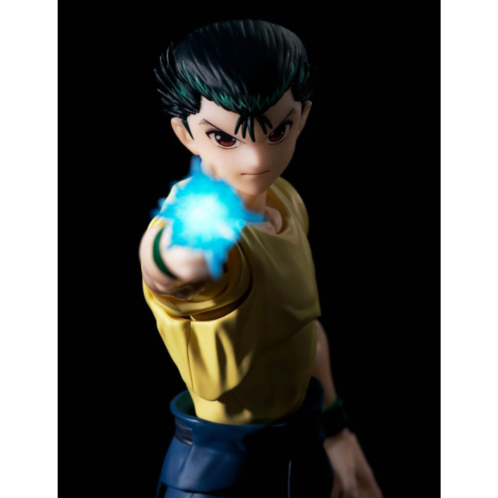 Yusuke urameshi yu yu hakusho sh figuarts. Para la serie de culto «yu yu hakusho», bandai nos ofrece una representación excepcional de yusuke urameshi dentro de su gama s. H. Figuarts. Esta figura de 15 cm captura la esencia del ingenioso detective con una fidelidad extraordinaria, rindiendo homenaje al carácter decidido y al estilo icónico del personaje. Fabricado en pvc resistente, este modelo de yusuke es más que una simple réplica: encarna el coraje y el espíritu luchador que lo caracterizan a lo largo de la obra de yoshihiro togashi. La figura representa a yusuke con su atuendo cotidiano, en marcado contraste con su naturaleza de guerrero del mundo espiritual: una sencilla camiseta amarilla y unos pantalones azules holgados con cinturón, complementados con sus clásicos zapatos negros y su cinta verde para el pelo. La postura es natural, pero expresa preparación para la acción, una pose icónica que evoca las numerosas batallas que yusuke tuvo que librar. Este modelo destaca por su capacidad para reproducir escenas icónicas del anime gracias a sus articulaciones cuidadosamente diseñadas, que permiten una amplia gama de movimientos. Los fans disfrutarán de la posibilidad de recrear las poses dinámicas y las técnicas especiales de yusuke, como el famoso «rei gun», cuyo impacto visual se ve reforzado por los efectos especiales en plástico transparente. El universo de «yu yu hakusho» es famoso por sus temas de valentía, amistad y perseverancia. Yusuke urameshi, con su temperamento fogoso y su determinación inquebrantable, es un protagonista que ha dejado huella en varias generaciones. Representa el espíritu de luchar contra las adversidades, sean cuales sean, defendiendo lo que es justo y protegiendo a los seres queridos. Esta figura no solo es una excelente pieza de colección para los fans de la serie, sino también una fuente de inspiración y un recordatorio de las profundas lecciones que nos enseñó «yu yu hakusho». Tanto si eres un coleccionista veterano como un nuevo fan, esta pieza de bandai es una valiosa adquisición que ocupará un lugar destacado en tu colección.
