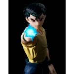 YUSUKE URAMESHI YU YU HAKUSHO SH FIGUARTS. Para la serie de culto «Yu Yu Hakusho», Bandai nos ofrece una representación excepcional de Yusuke Urameshi dentro de su gama S.H. Figuarts. Esta figura de 15 cm captura la esencia del ingenioso detective con una fidelidad extraordinaria, rindiendo homenaje al carácter decidido y al estilo icónico del personaje. Fabricado en PVC resistente, este modelo de Yusuke es más que una simple réplica: encarna el coraje y el espíritu luchador que lo caracterizan a lo largo de la obra de Yoshihiro Togashi. La figura representa a Yusuke con su atuendo cotidiano, en marcado contraste con su naturaleza de guerrero del mundo espiritual: una sencilla camiseta amarilla y unos pantalones azules holgados con cinturón, complementados con sus clásicos zapatos negros y su cinta verde para el pelo. La postura es natural, pero expresa preparación para la acción, una pose icónica que evoca las numerosas batallas que Yusuke tuvo que librar. Este modelo destaca por su capacidad para reproducir escenas icónicas del anime gracias a sus articulaciones cuidadosamente diseñadas, que permiten una amplia gama de movimientos. Los fans disfrutarán de la posibilidad de recrear las poses dinámicas y las técnicas especiales de Yusuke, como el famoso «Rei Gun», cuyo impacto visual se ve reforzado por los efectos especiales en plástico transparente. El universo de «Yu Yu Hakusho» es famoso por sus temas de valentía, amistad y perseverancia. Yusuke Urameshi, con su temperamento fogoso y su determinación inquebrantable, es un protagonista que ha dejado huella en varias generaciones. Representa el espíritu de luchar contra las adversidades, sean cuales sean, defendiendo lo que es justo y protegiendo a los seres queridos. Esta figura no solo es una excelente pieza de colección para los fans de la serie, sino también una fuente de inspiración y un recordatorio de las profundas lecciones que nos enseñó «Yu Yu Hakusho». Tanto si eres un coleccionista veterano como un nuevo fan, esta pieza de Bandai es una valiosa adquisición que ocupará un lugar destacado en tu colección.