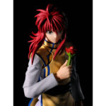 KURAMA YU YU HAKUSHO SH FIGUARTS. Kurama, uno de los luchadores más refinados de Yu Yu Hakusho, cobra vida en esta figura totalmente articulada, fiel a su aspecto en la serie. Bajo su apariencia tranquila se esconde un temible estratega y maestro de las plantas demoníacas, capaz de desatar una fuerza letal con una elegancia inquietante. Miembro clave del cuarteto principal, Kurama encarna una compleja dualidad entre su identidad humana y su pasado como demonio zorro. A lo largo de la serie, destaca por su fría inteligencia, su lealtad inquebrantable y su control total, lo que lo convierte tanto en una piedra angular de la narrativa como en uno de los favoritos de los fans. La figura lo muestra con su traje de combate amarillo y blanco, con una túnica larga dividida, el pelo rojo cuidadosamente peinado y una expresión concentrada. Se incluyen múltiples accesorios: látigo de espinas, rosa demoníaca, piezas de túnica alternativas, cinco caras intercambiables y varios juegos de manos para reproducir sus poses características. Cada componente está esculpido con cuidado para capturar su refinada presencia. Con una altura de unos 15 cm, esta figura de PVC de la línea S.H. Figuarts de Bandai ofrece una gran articulación. La gama de accesorios y las proporciones precisas la hacen perfecta para una exposición dinámica, ya sea para recrear los icónicos ataques de Kurama o su comportamiento tranquilo pero amenazador.